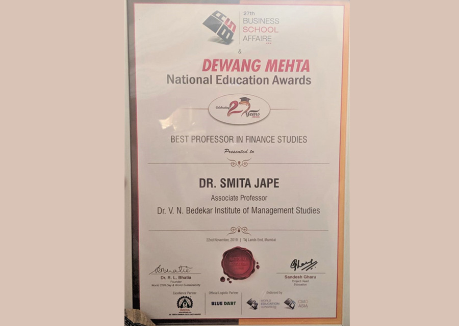 Dr. Smita Jape received an award of Best Professor in Finance Studies at Dr. V. N. Bedekar Institute