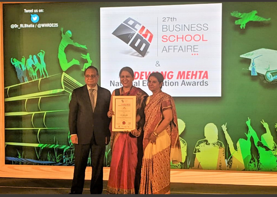 Dr. Smita Jape received an award of Best Professor in Finance Studies at Dr. V. N. Bedekar Institute